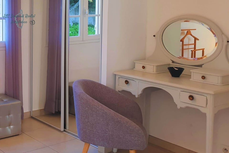 Bedroom with 140 cm bed – Window side, garden view, terrace level