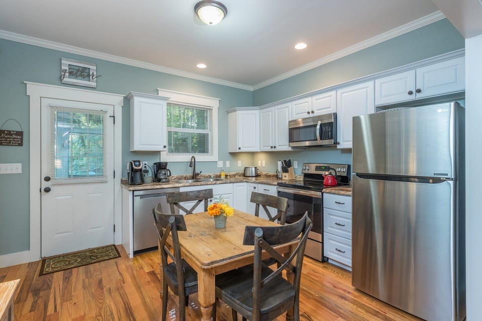 A charming dining space adjacent to the kitchen, offering a cozy setting for meals with family or friends.
