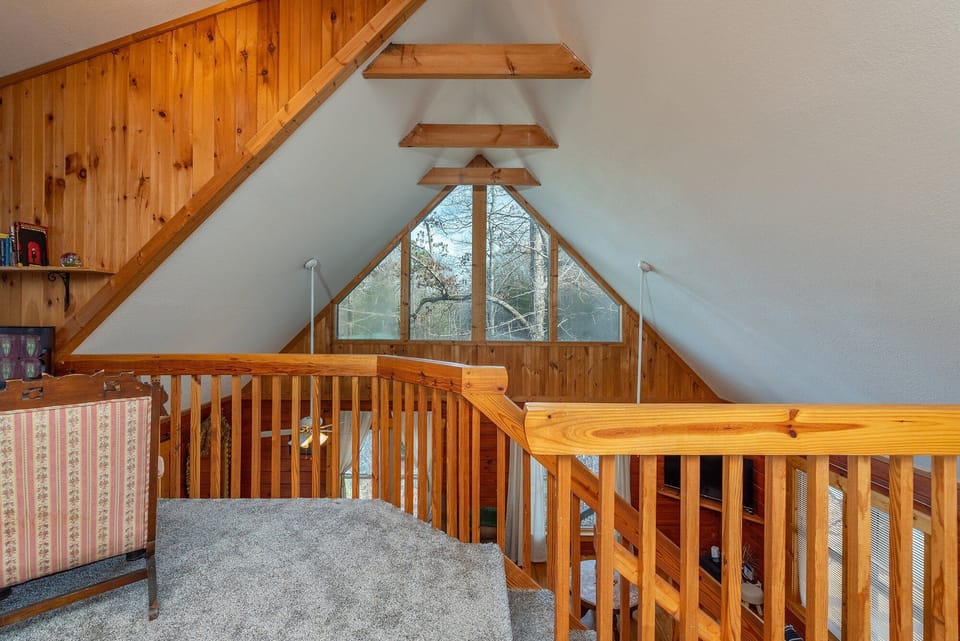 Upper-level loft with sitting area & King bed with en suite bath.