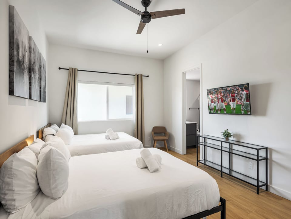 2nd Floor: 2nd Bedroom featuring 2 Queen Beds, a Smart TV, and an ensuite bathroom.