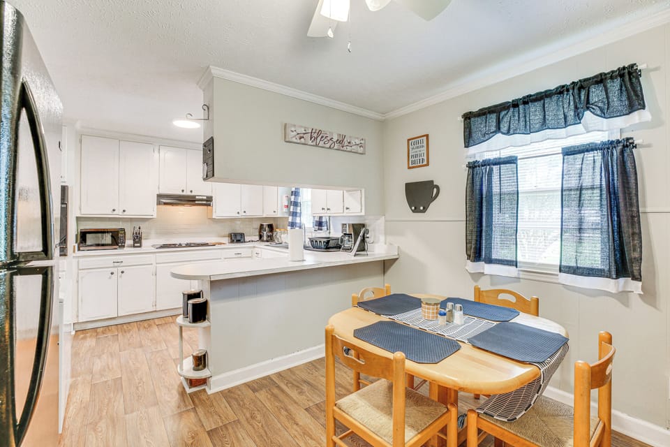 Dining Area | Dining Table