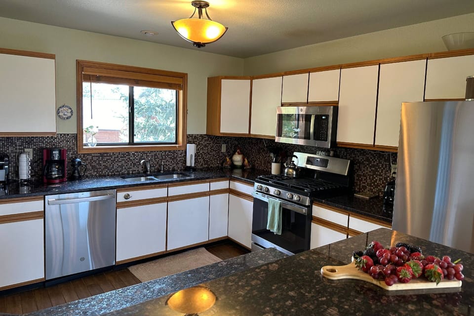 This kitchen has everything you need for all your meals in the mountains!