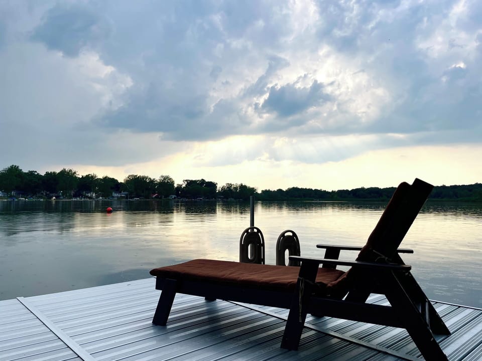 The Waldron Lake Retreat: enjoy our private pier/dock - swim off the end, dock your boat, start your kayak adventure, sit front row to amazing sunsets! 