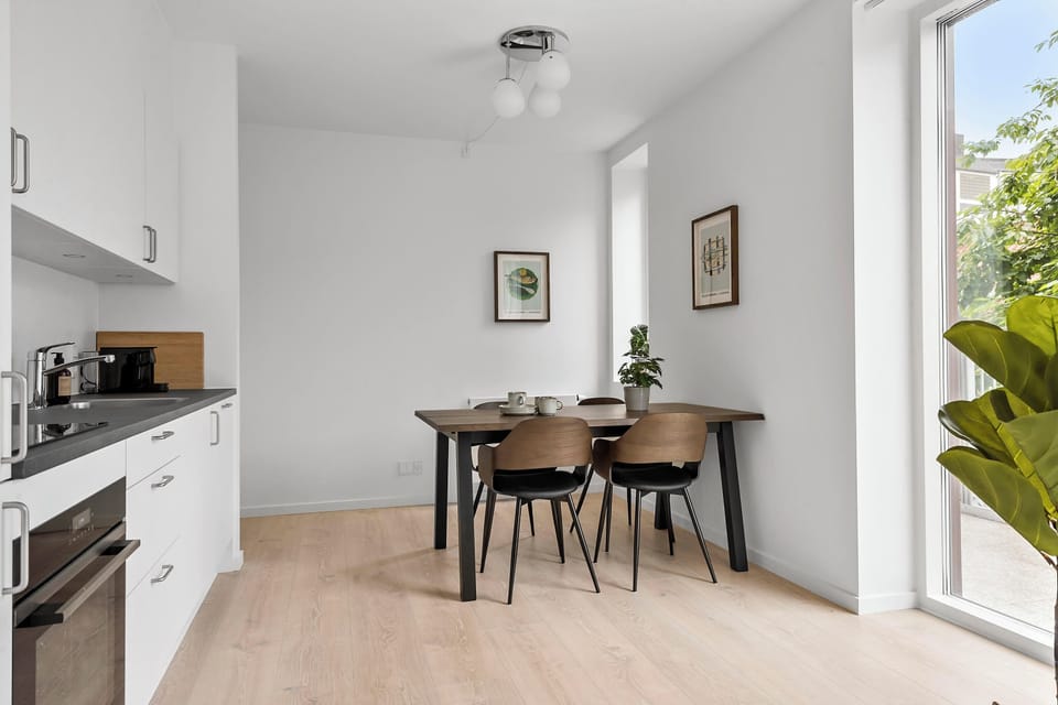 Dining area and kitchen. Fully euipped kitchen with all amenities you need to show off your cooking skills.