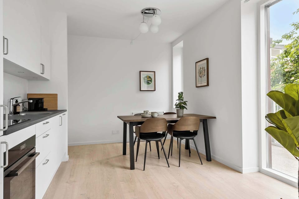 Dining area and kitchen. Fully euipped kitchen with all amenities you need to show off your cooking skills.