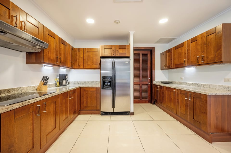 Create refreshing cocktails and tropical appetizers seamlessly in our fully equipped kitchen space.