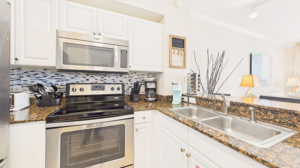 Fully appliances kitchen with updated units and all the cooking essentials