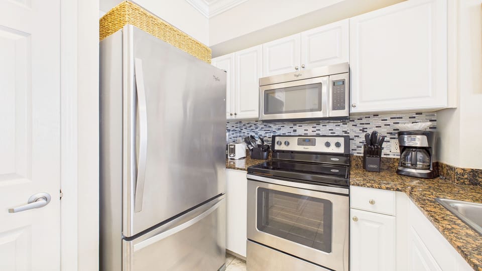 Fully appliances kitchen with updated units and all the cooking essentials