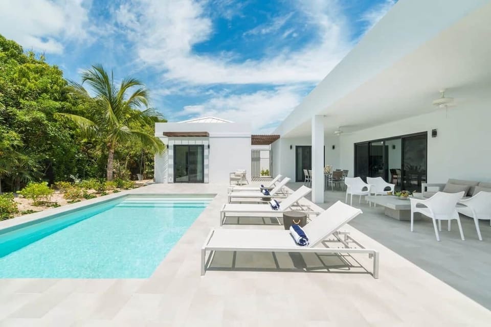 Tradewinds - Pool Deck 1