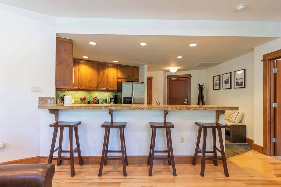 4001 Northstar Dr Unit 408-print-008-009-Interior-3304x2202-300dpi