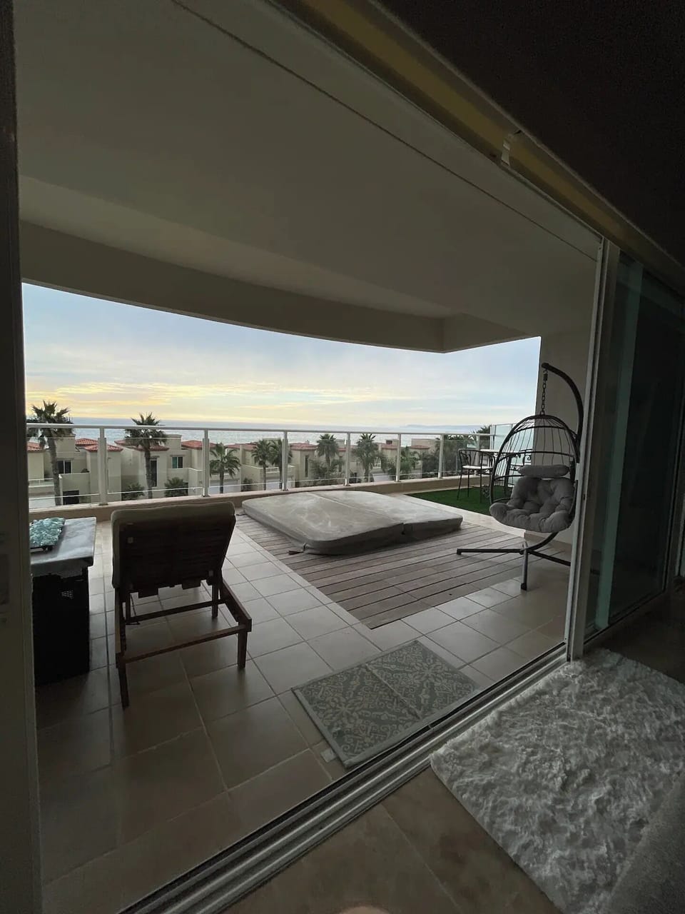 Balcony with amazing ocean view.  
The jacuzzi in the balcony is unavailable.