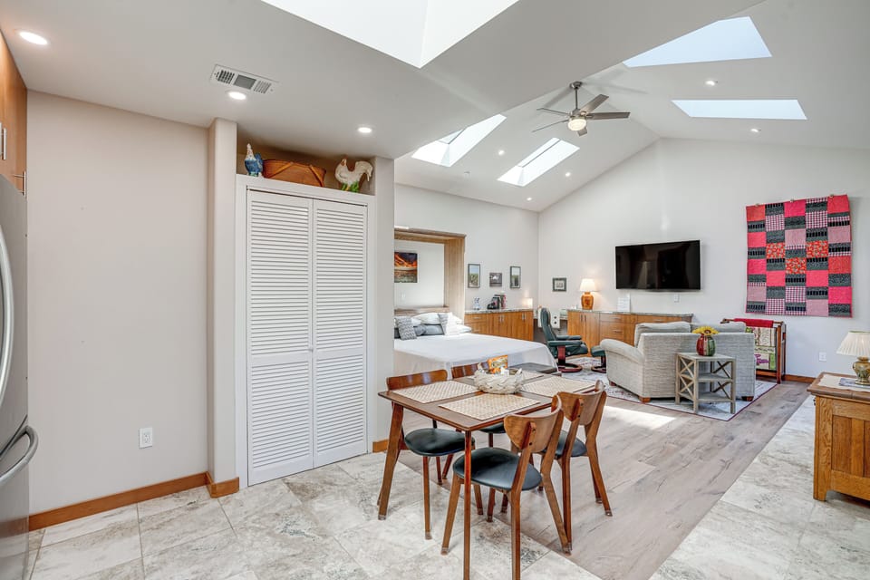 Dining Area | Dishware/Flatware Provided