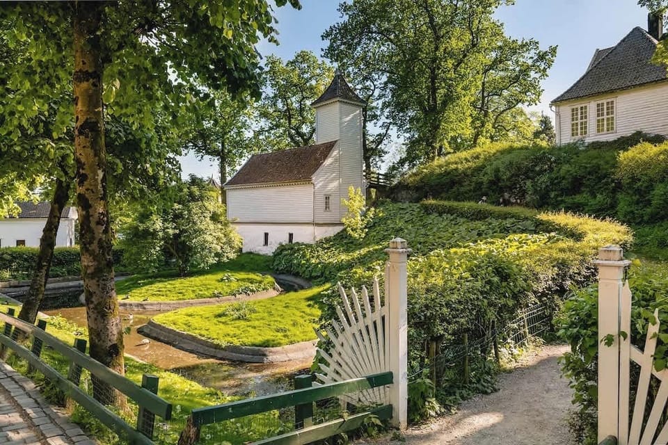 Besøk det tradisjonsrike Gamle Bergen, som tar deg med tilbake til byens rike historie. Og etterpå kan du slappe av ved Sandviken Sjøbad, rett ved siden av."