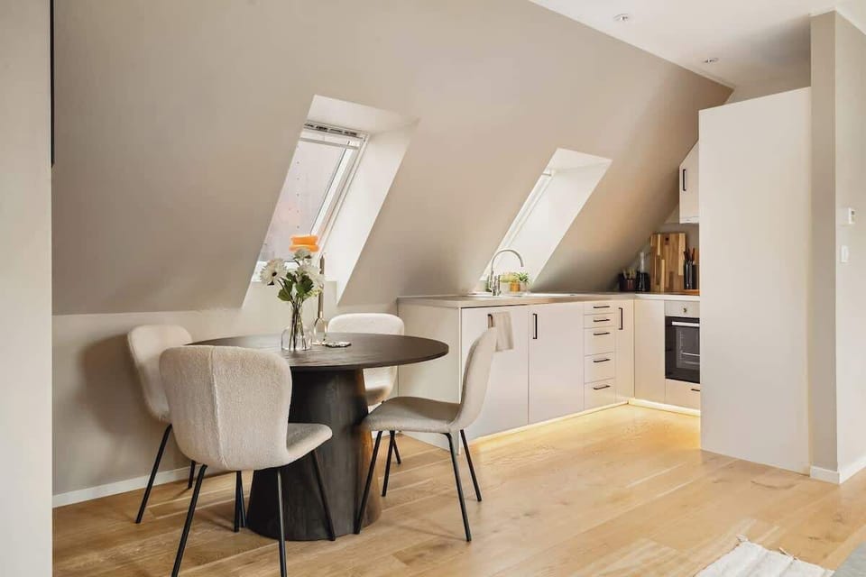 Sit down and enjoy a home cooked meal, take away from one of the delicious restaurants around the corner.