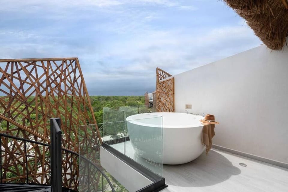 Outdoor spa tub