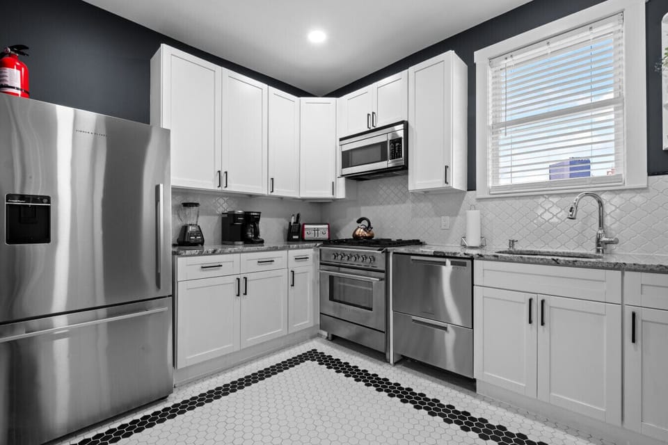 Blender, drip coffee maker, Keurig, toaster... all small appliances are here.