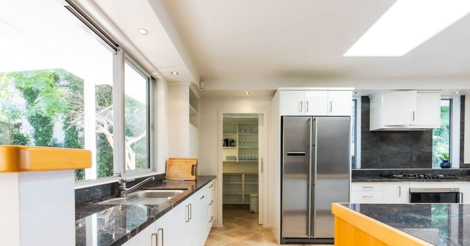 Open plan, fully equipped modern kitchen