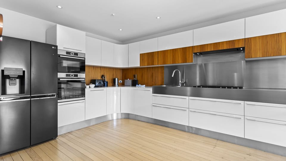 Modern, fully equipped kitchen