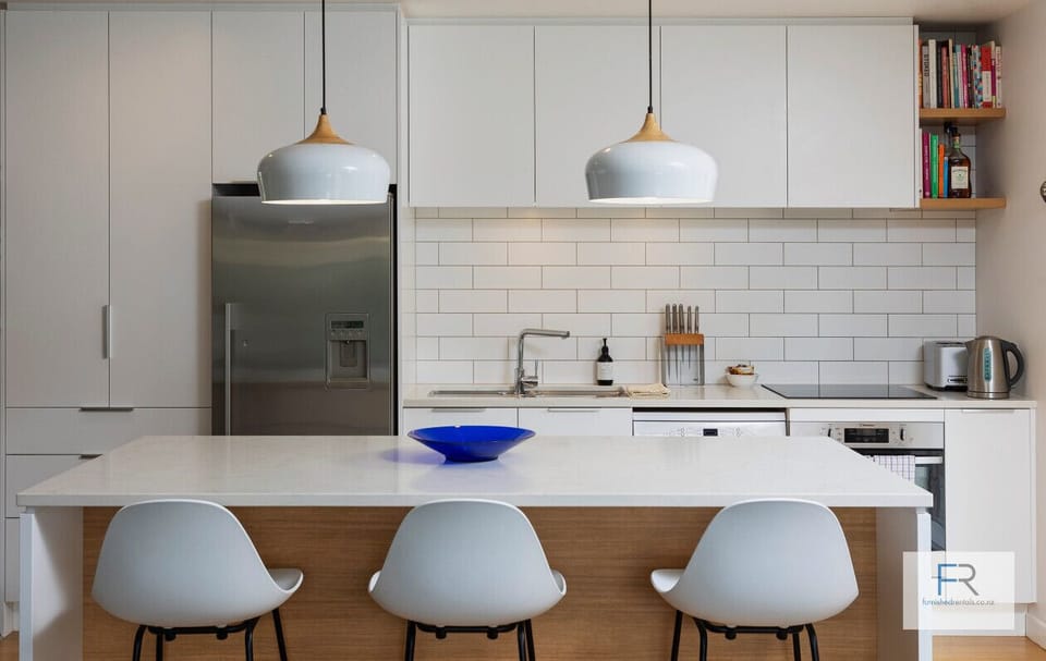 Fully equipped kitchen with breakfast bar