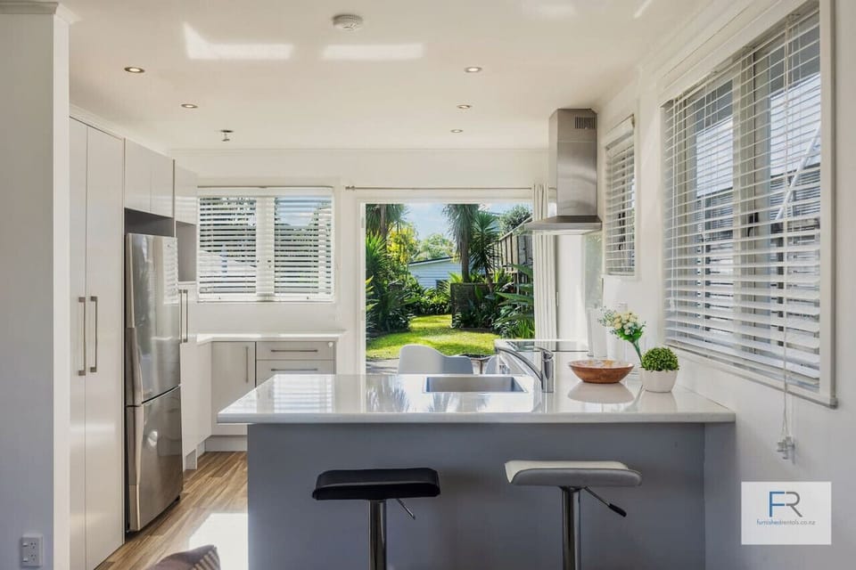Fully equipped kitchen with bar seating (note seats 4)
