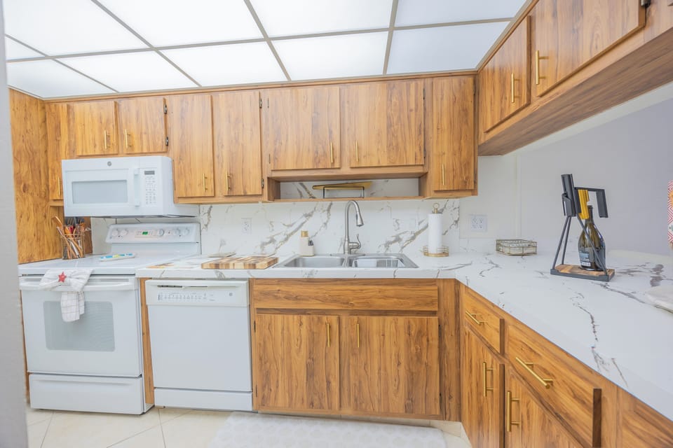 View of the clean, ready-to-use kitchen.