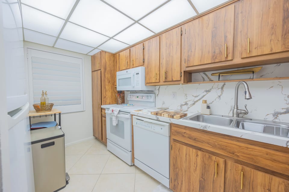 View of the clean, ready-to-use kitchen.