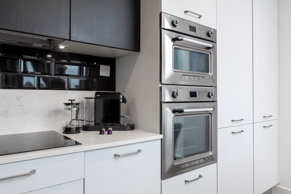Open-plan living room, Smart-TV and fully equipped kitchen with balcony access