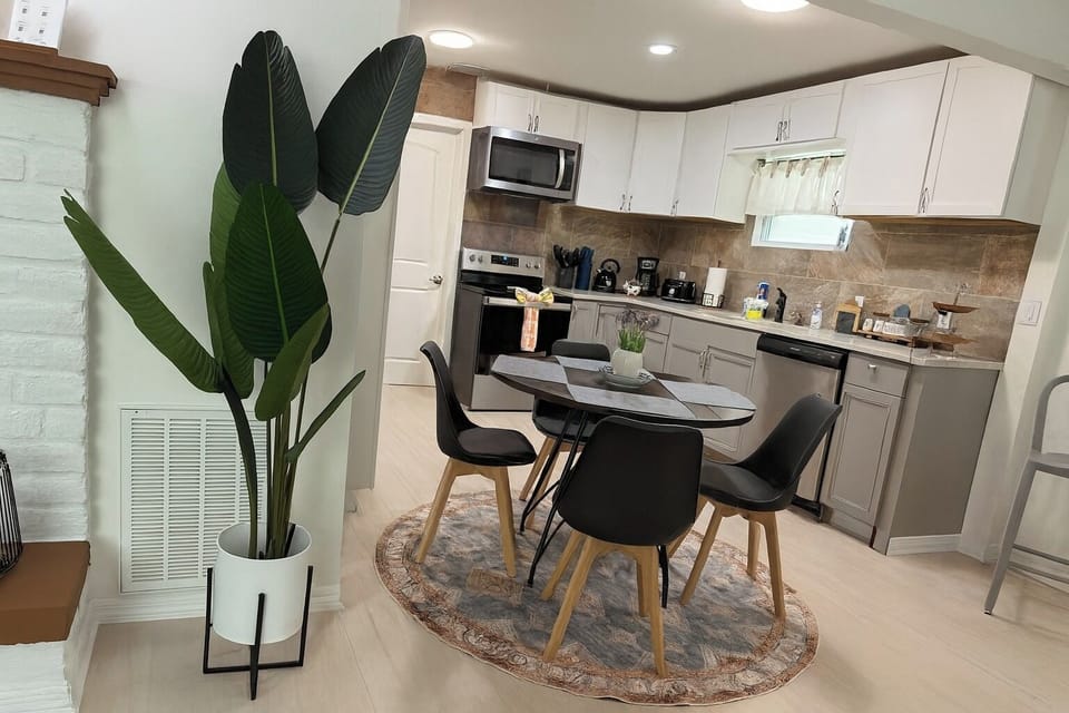 Kitchen and dining room full equipped