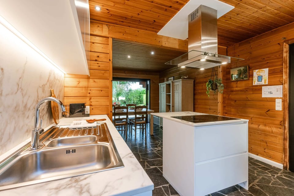 Bright kitchen with island & modern finishes 💡