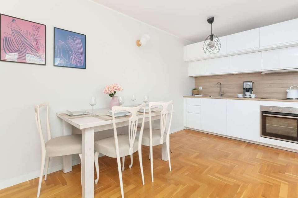 Kitchenette with plenty of kitchen utensils and dishes. 