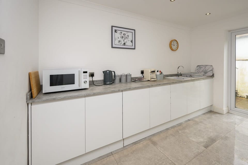 Well Equipped Kitchen in built includes Washing Machine