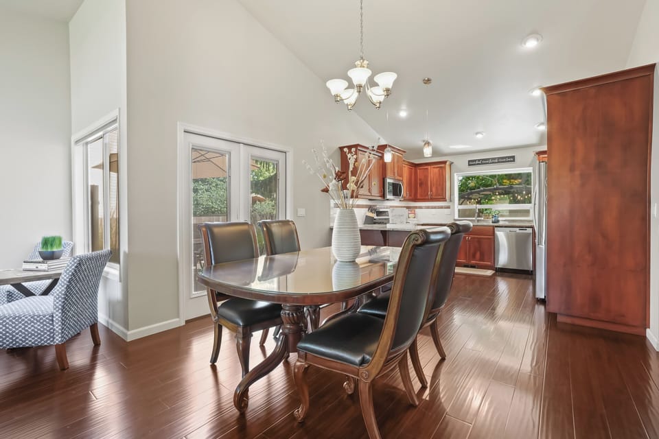 Dining room-great space for meals, playing games or putting together puzzles!