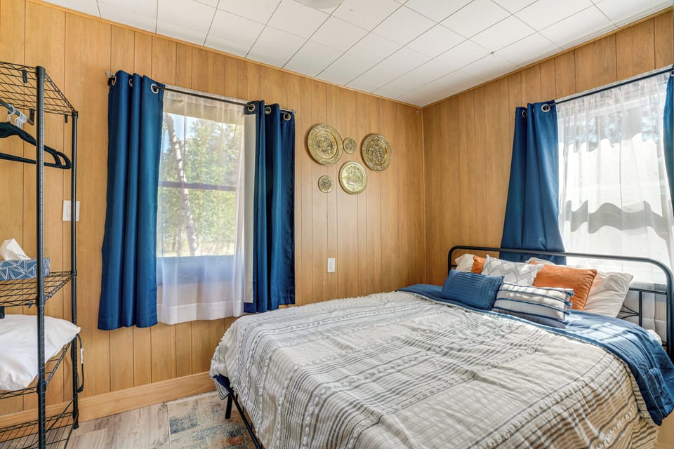 Bedroom | Queen Bed | Linens Provided