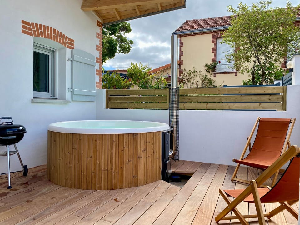 Outdoor spa tub
