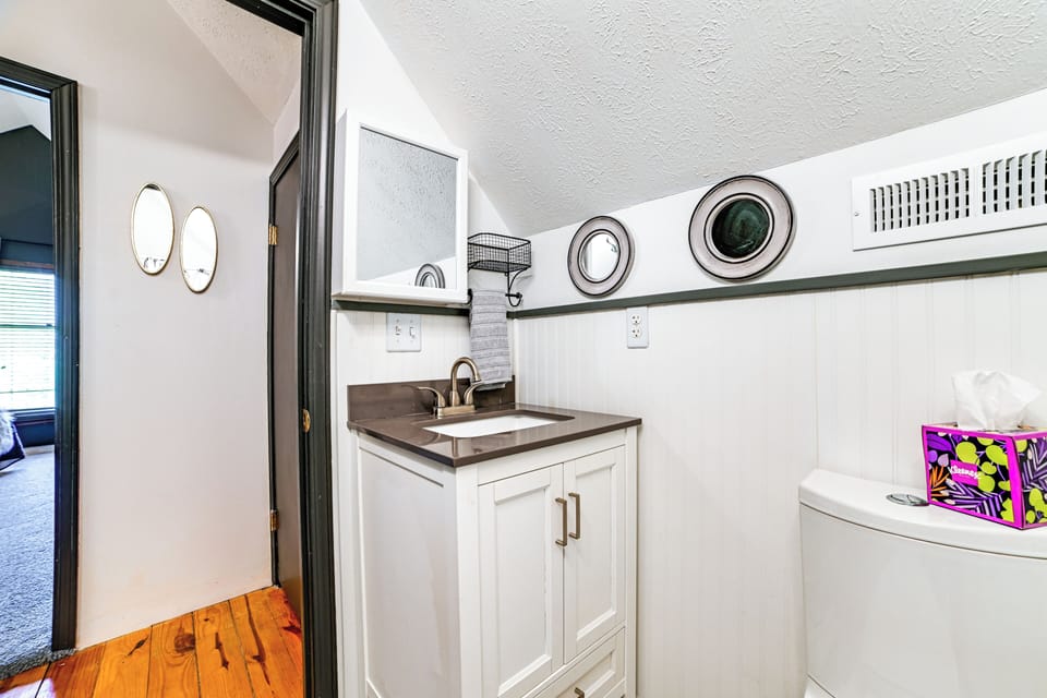 Full Bathroom | Towels Provided | 2nd Floor