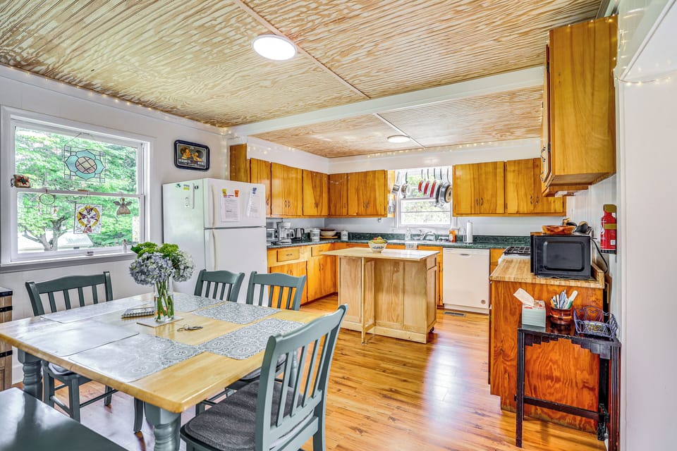 Dining Area | Dishware/Flatware