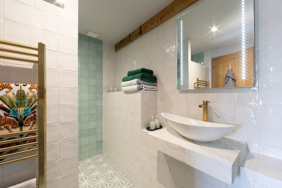 En-suite bathroom at The Lodge at Leigh, Dorset