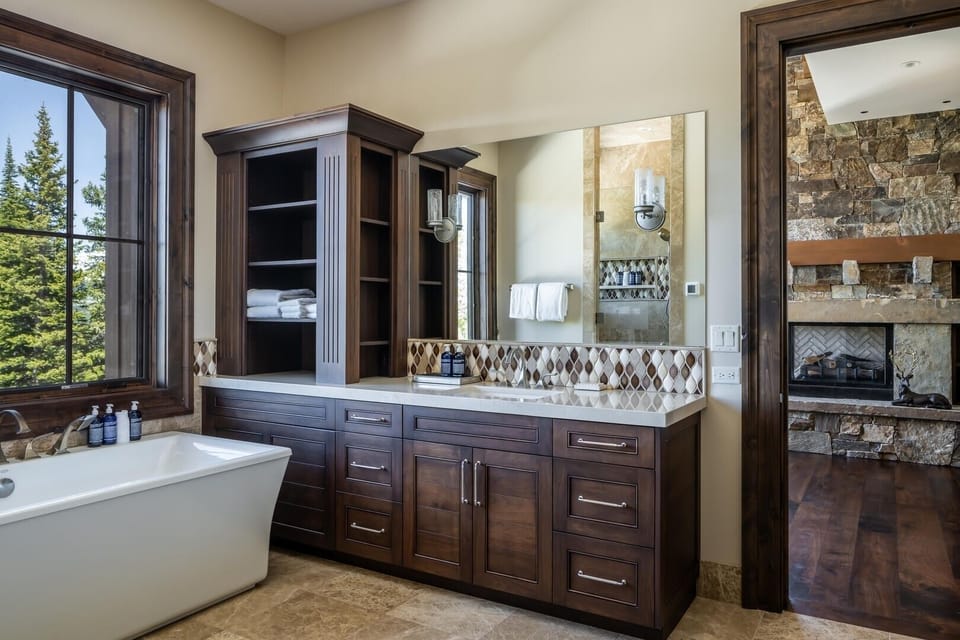 Indoors, Sink, Sink Faucet, Bathtub, Tub