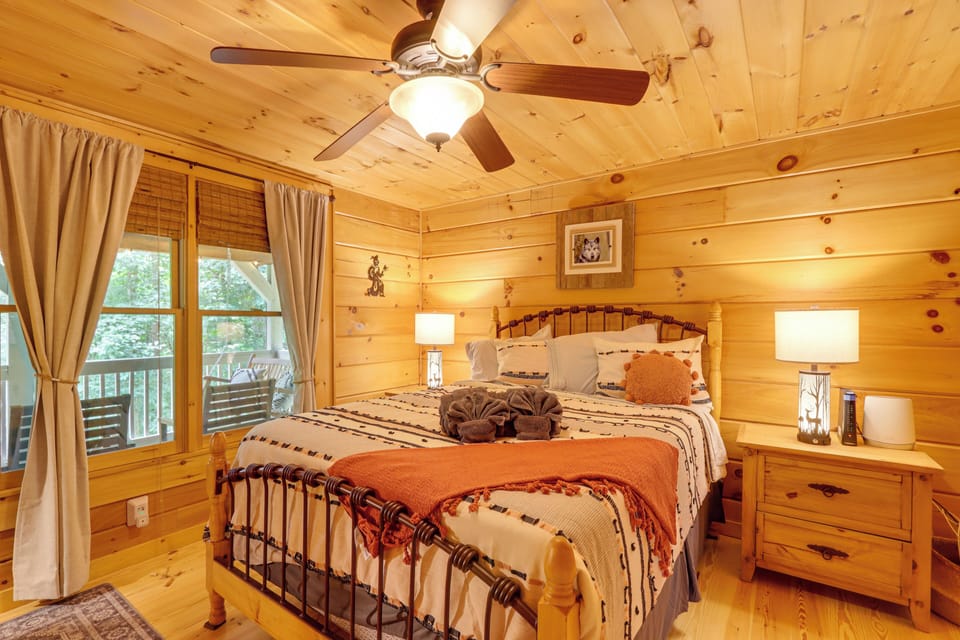 Bedroom 1 | Queen Bed | 1st Floor | Linens Provided