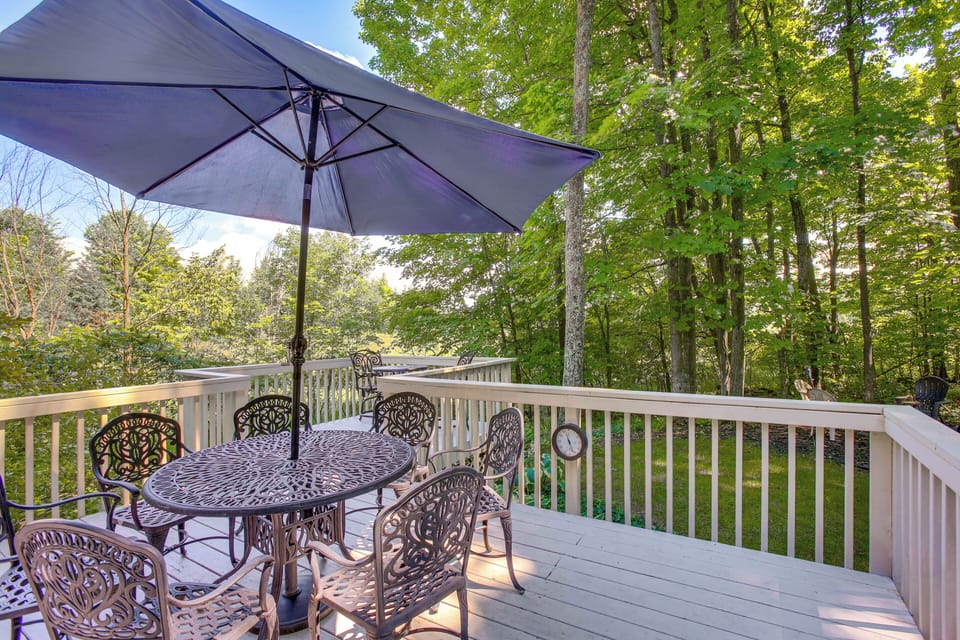 Cedar Vacation Rental | 4BR | 2.5BA | 2,362 Sq Ft | Stairs Required