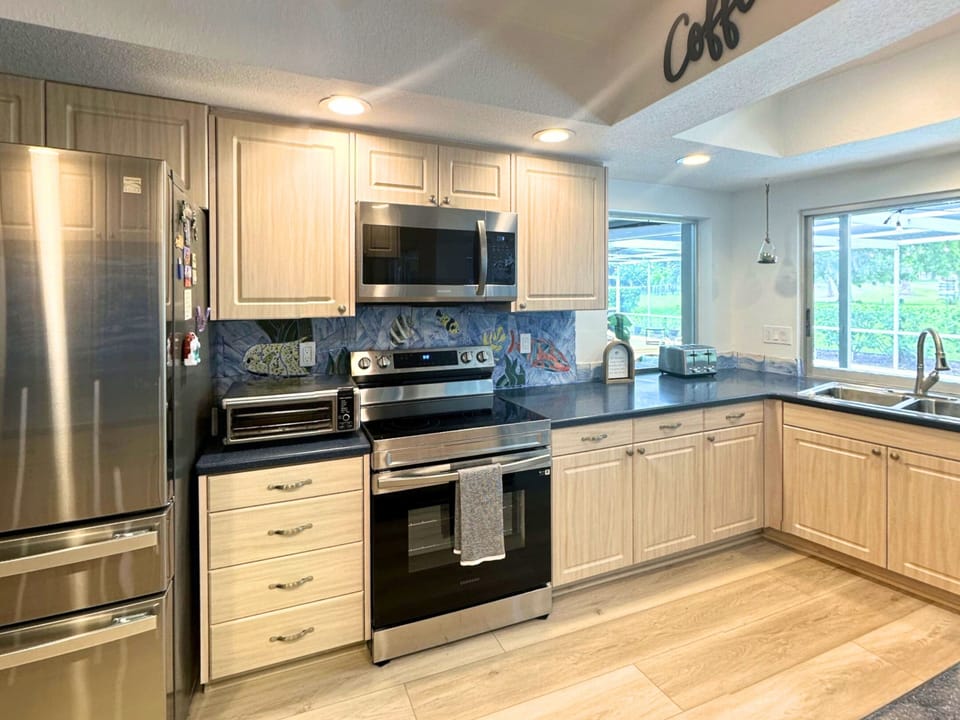 Fully equipped kitchen with breakfast island bar and a dining table that seats 6