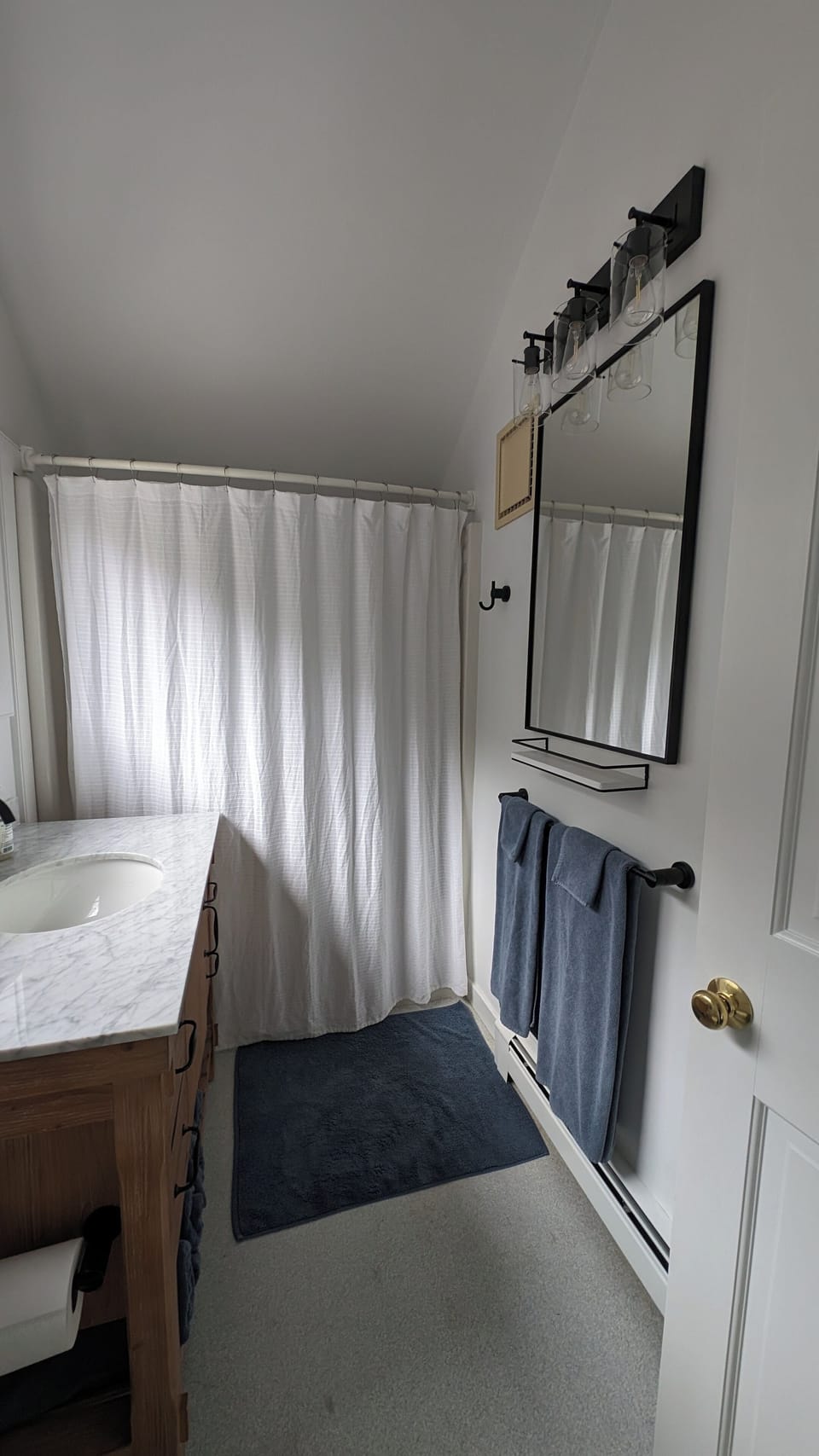 Upstairs bathroom with tub/shower