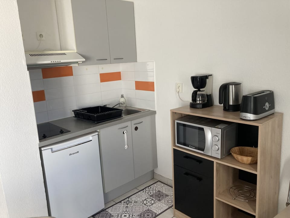 Equipped kitchen areas open to the living room 