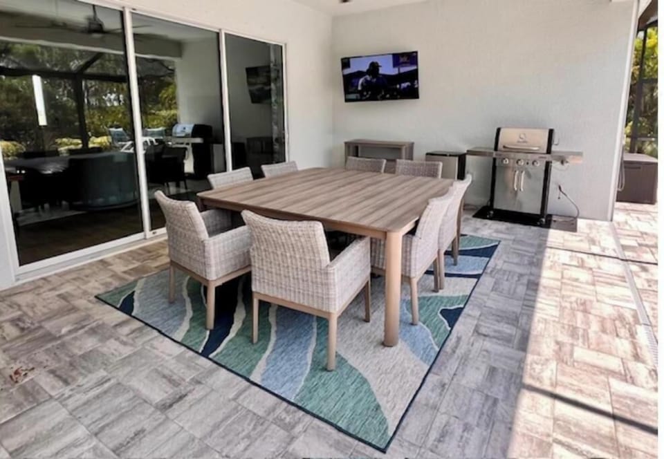 Lanai with Ceiling Fan, Smart TV, Buffet/Bar, Fridge and Gas Grill