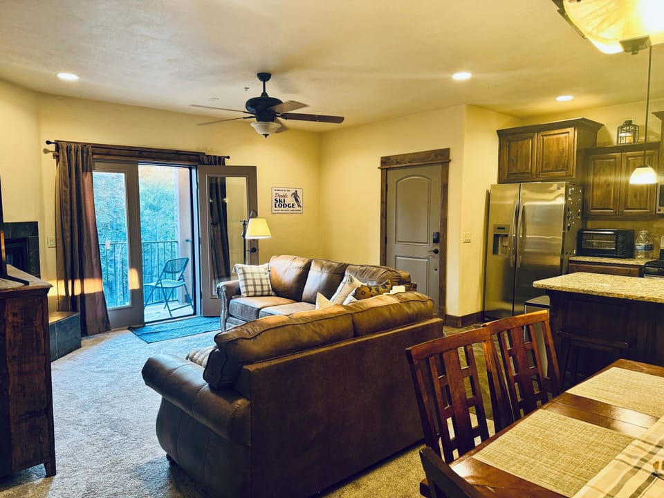 Living room w/ balcony 