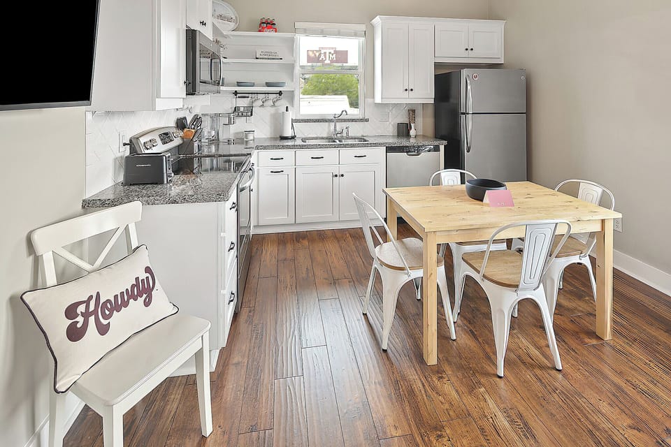 Kitchen / Dining 