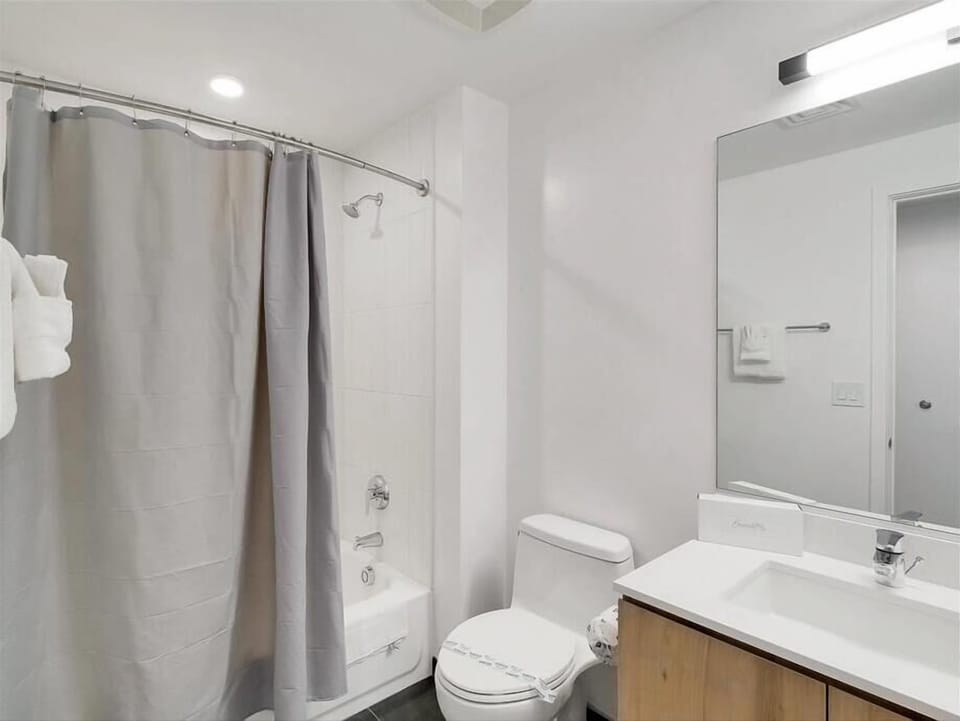 Downtown Phoenix Phoenix 2 Bedroom Bathroom
