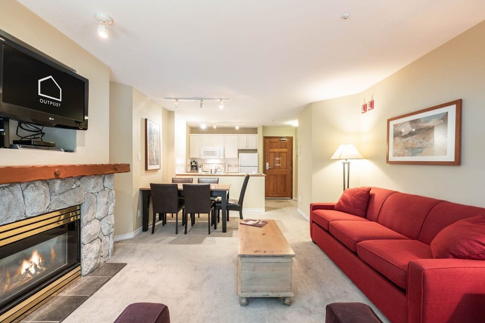 Living area: Queen pull-out