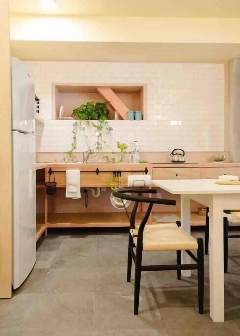 Enjoy a good meal with this fully equipped kitchen