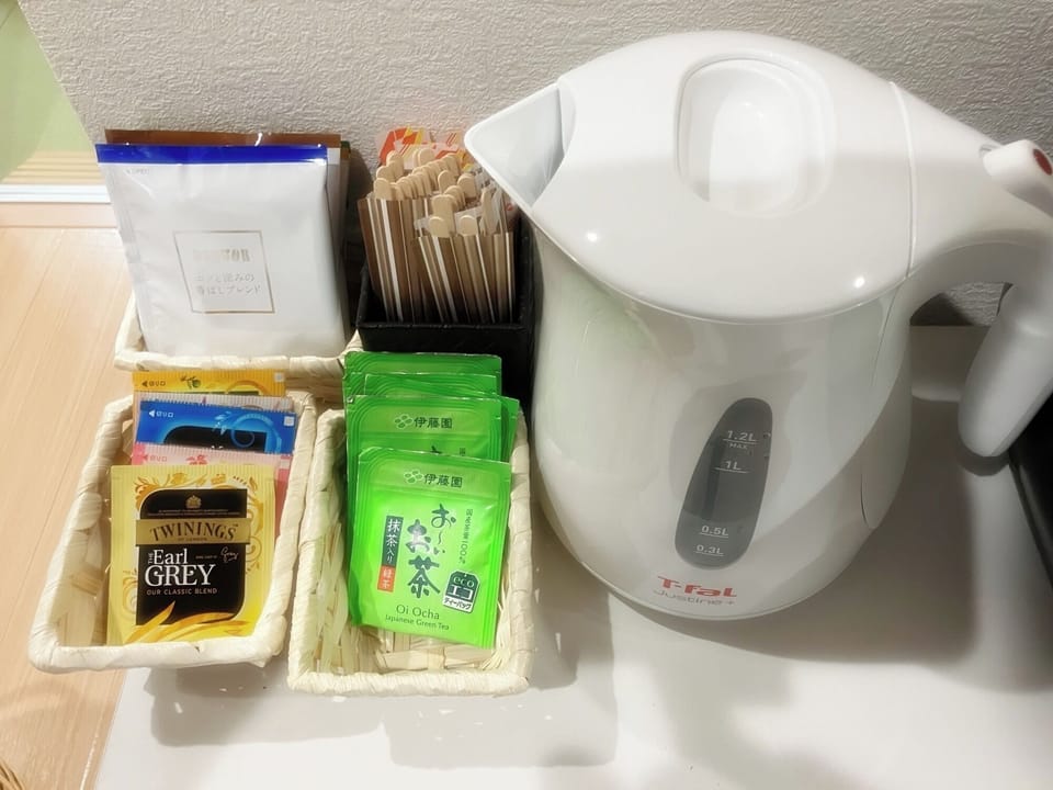 Please feel free to enjoy coffee and tea.
